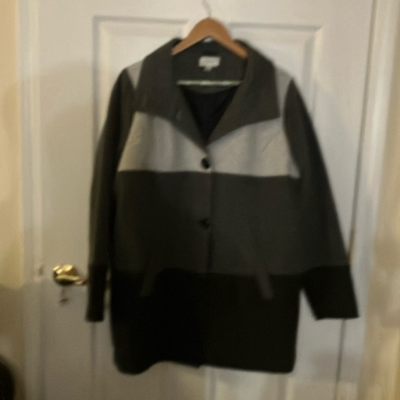 Avenue Jackets & Blazers - Beautiful woman’s tri colored gray coat with 2 side pockets Brand New Condition
